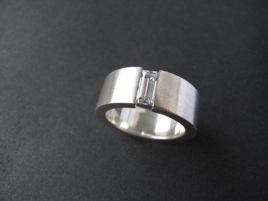 Ring mit Stein - Material nach Wunsch